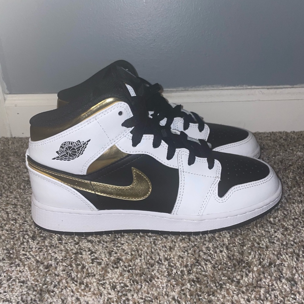 Air Jordan 1 Mid GS ‘White Gold’